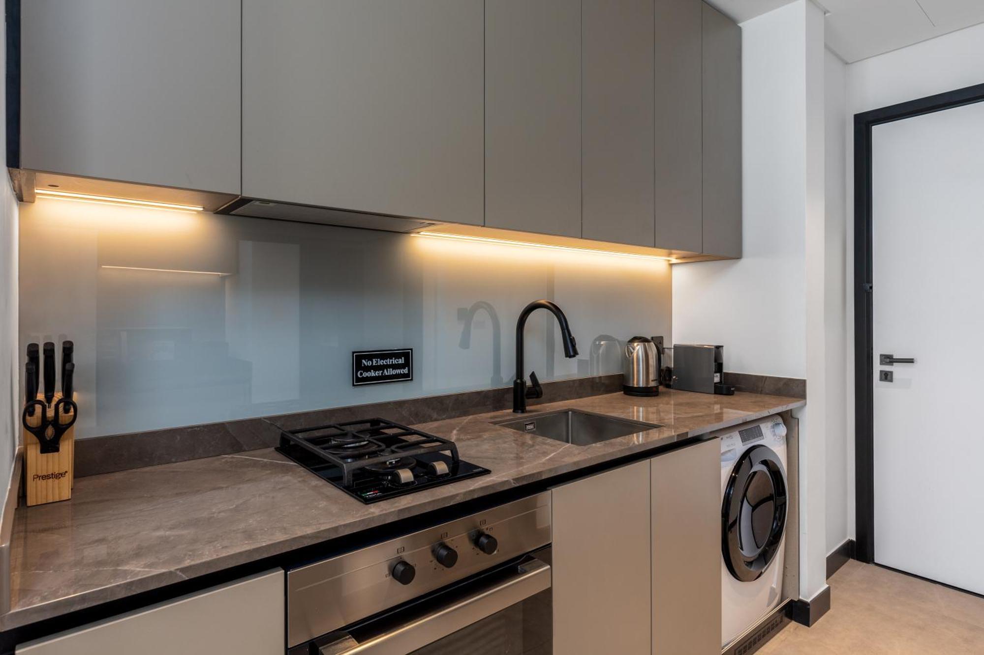 Waves - Elegant Retreat In Business Bay Apartment *